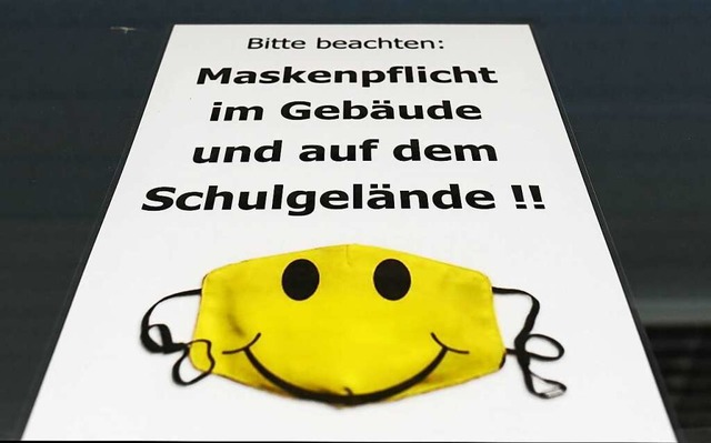 Ein Plakat mit dieser Aufschrift hngt...des Karlsruher Max-Planck-Gymnasiums.   | Foto: Uli Deck (dpa)