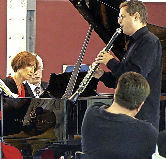 Der Klarinettist Robert Oberaigner und...real in Fahrnau seit der Corona-Krise.  | Foto: Roswitha Frey