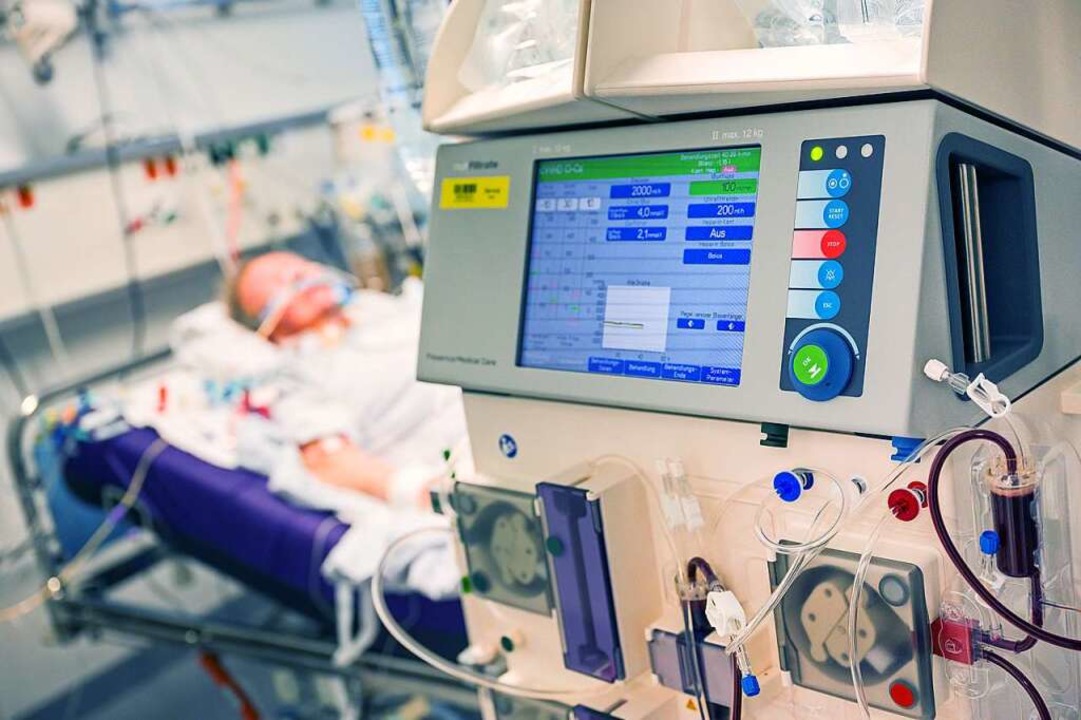 Ein Covid-19-Patient auf der Intensivs...und an ein Dialysegerät angeschlossen.  | Foto: Peter Kneffel (dpa)