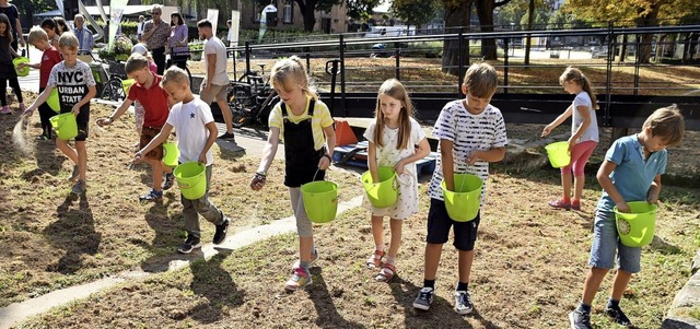 Kinder shen eine Flche bei der Musikschule ein.   | Foto: Barbara Puppe