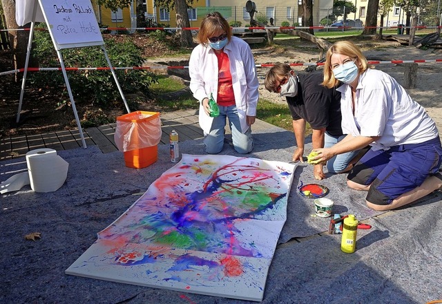 Action Painting mit  Petra Heck (recht... im Stadtteiltreff Pfiffikus geboten.   | Foto: Roswitha Frey