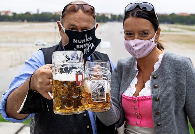 Auf eine Ma &#8211; aber nur Alkoholf... mit Bierkrgen auf der Theresienwiese  | Foto: Sven Hoppe
