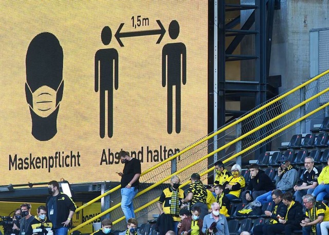 Fans halten Regeln  in Dortmund meist ein...  | Foto: Bernd Thissen (dpa)