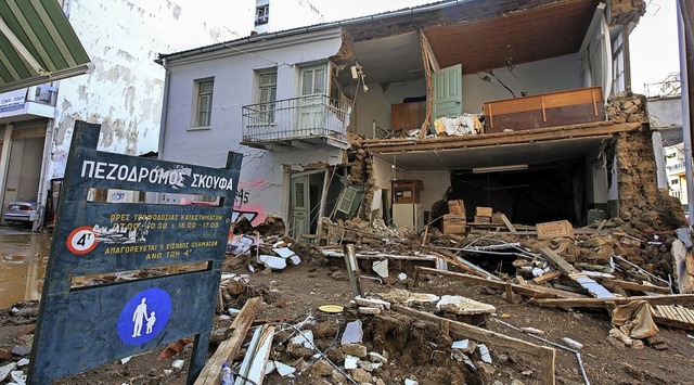 Ein vom Sturm zerstrtes Haus im griechischen Karditsa  | Foto: KOSTAS MANTZIARIS (AFP)
