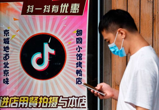 Die Apps des chinesischen Konzerns Byt... vorerst auch in den USA weiterlaufen.  | Foto: GREG BAKER (AFP)