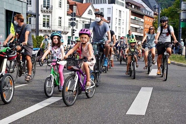 Rund 370 kleine und groe Radler demonstrierten am Samstag auf dem Altstadtring.  | Foto: Thomas Kunz