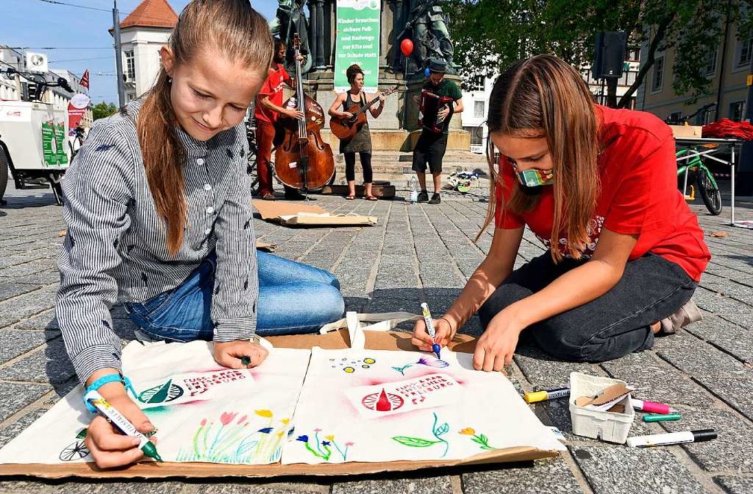 Am Europaplatz bemalten Nina (links) und Lilia Jutetaschen.  | Foto: Thomas Kunz