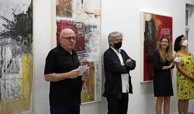 Galerist Manfred Kluckert (links) und ...lo-Ausstellung &#8222;Reflexion&#8220;  | Foto: Lisa Petrich