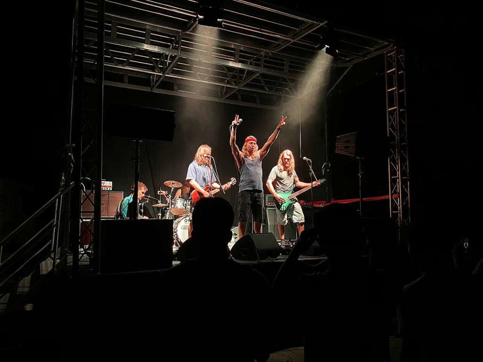 Die Freiburger Band Qult spielte abends auf dem Kanonenplatz.  | Foto: Sarah Rondot
