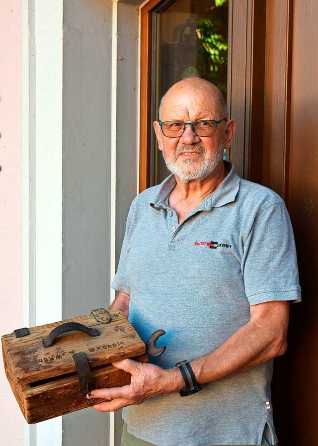 Der Leiter des Ihringer Heimatmuseums,...ventarisierung der Bestnde vorangeht.  | Foto: Kai Kricheldorff