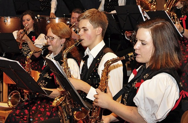 Die Musiker der Trachtenkapelle Hchen...hrige Bestehen ihres Vereins feiern.   | Foto: Stefan Pichler