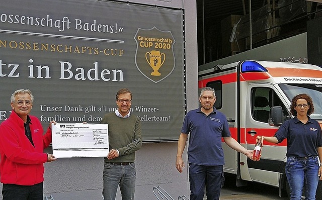 Volker Paschke (Zweiter von links), Ge...ingen/Wasenweiler einen Spendenscheck.  | Foto: privat