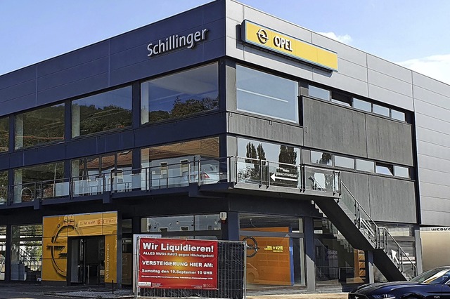 Soll abgerissen werden: das ehemalige Autohaus Schillinger in Lahr.  | Foto: Karl Kovacs