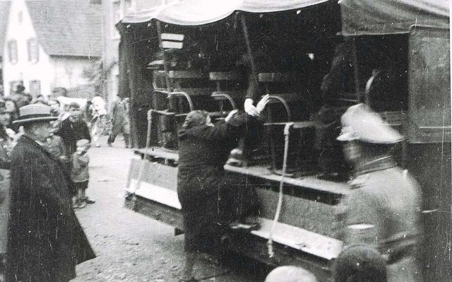 Am 22. Oktober 1940 werden die jdisch...Fahrradgepcktrger in Kippenheim auf.  | Foto: Repros  Norbert Klein