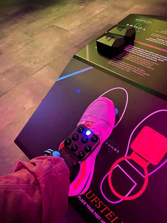 Zum Spielen werden die Füße mit Tracking-Sensoren ausgestattet.  | Foto: Manuel Fritsch