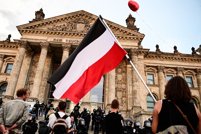 Die Reichsflagge, hier bei einer Protestkundgebung in Berlin.  | Foto: Fabian Sommer (dpa)