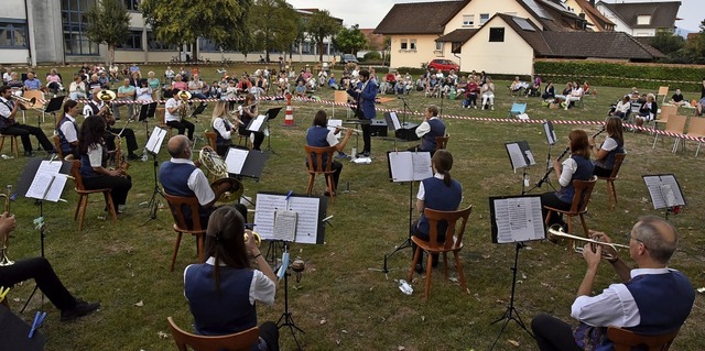 Mehr als 100 Besucher kamen zur Premiere mit dem neuen Dirigenten Daniel Keck.  | Foto: Benedikt Sommer