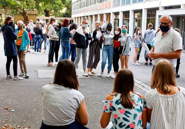 Schlerinnen des Max-Planck-Gymnasiums...iendirektor Dieter Fait hat Aufsicht.  | Foto: Heidi Fel