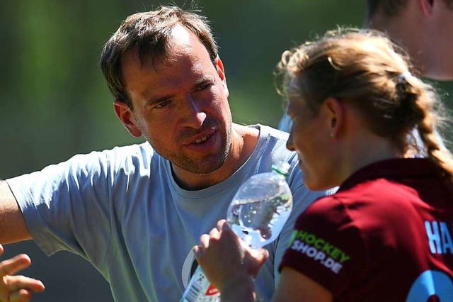 FT-Trainer Patrick Schtze erklrt seiner Spielerin Ada Haas die Strategie.  | Foto: Patrick Seeger