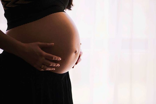 &#8222;Hynobirthing&#8220; soll   Frau...niger schmerzhafte Geburt ermglichen.  | Foto: freestocks (Unsplash.com)