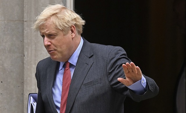 Der britische Premier macht sich am Di... die neuen Restriktionen zu verknden.  | Foto: BEN STANSALL (AFP)