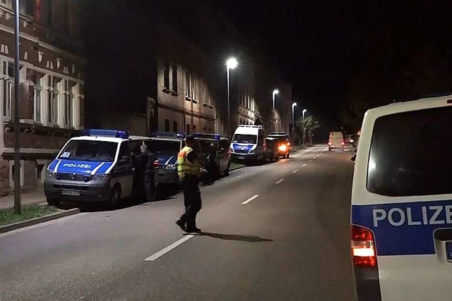 Mehrere Polizeiwagen stehen an einer Strae whrend einer Razzia.  | Foto: Florian Voigt (dpa)