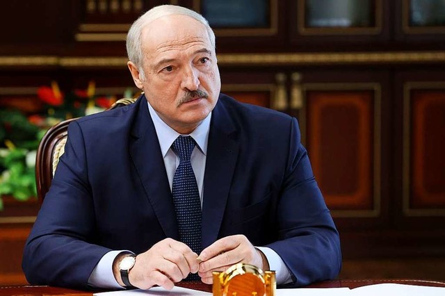 Alexander Lukaschenko droht mit der Armee.  | Foto: Maxim Guchek (dpa)