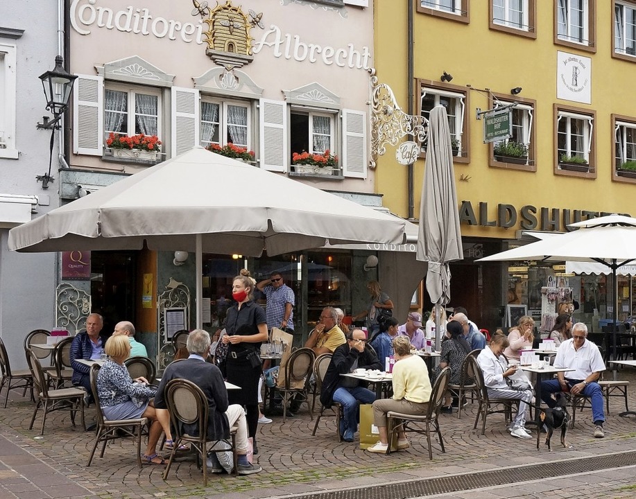 Wenn es kalt wird, sitzen bald nicht m...rauen an der Waldshuter Kaiserstrae.  | Foto: Ursula Freudig