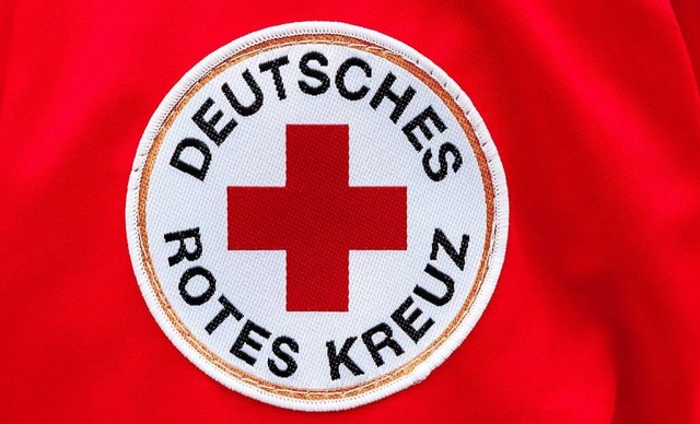 Ersthelfer vom Deutschen Roten Kreuz b...verletzte Fahrerin nach ihrem Unfall.   | Foto: Markus Scholz (dpa)