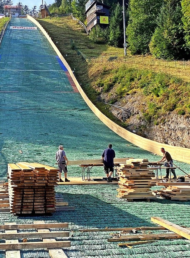 232 ehrenamtliche Arbeitsstunden leist...Banden im Auslauf der Rothausschanze.   | Foto: Dieter Maurer