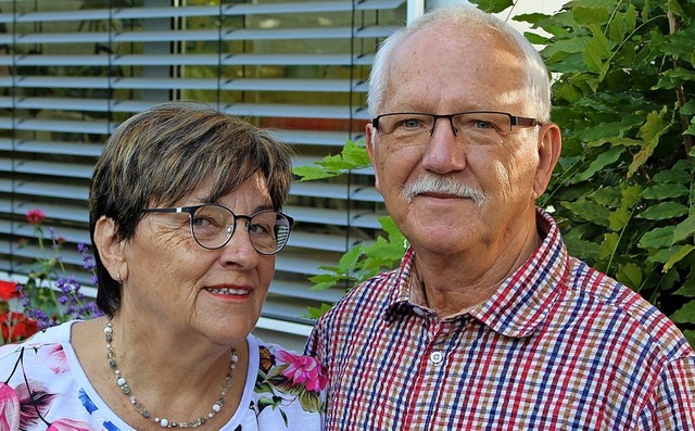 Monika und Hans-Peter Lukesch in ihrem Garten   | Foto: Reiner Beschorner