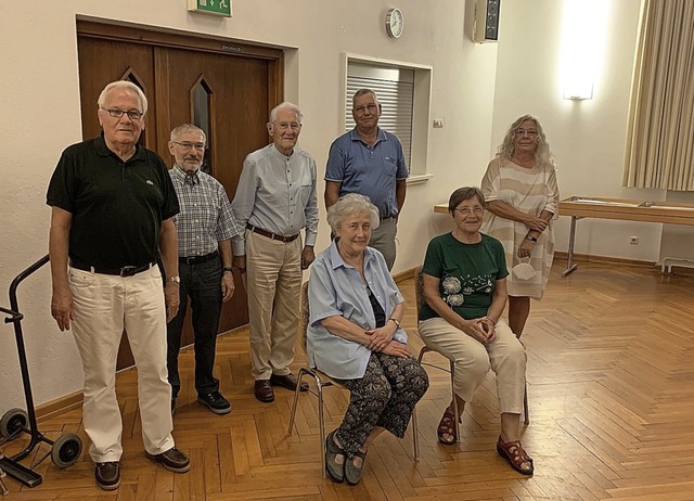 Von links nach rechts stehend: Peter R... die ffentlichkeitsarbeit zustndig)   | Foto: Schwarzwaldverein Grenzach-Wyhlen