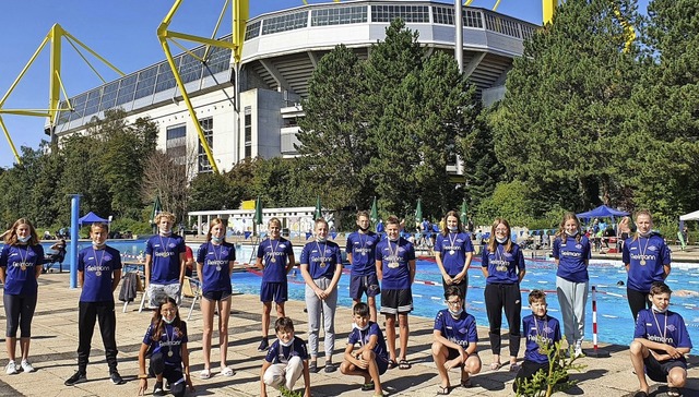 Das erfolgreiche 18-kpfige Lahrer Schwimmteam in Dortmund.   | Foto: Verein