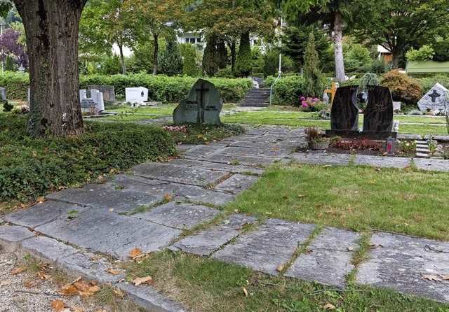 Etliche Wege auf dem Kollnauer Friedhof sind Stolperfallen.  | Foto: Gabriele Zahn