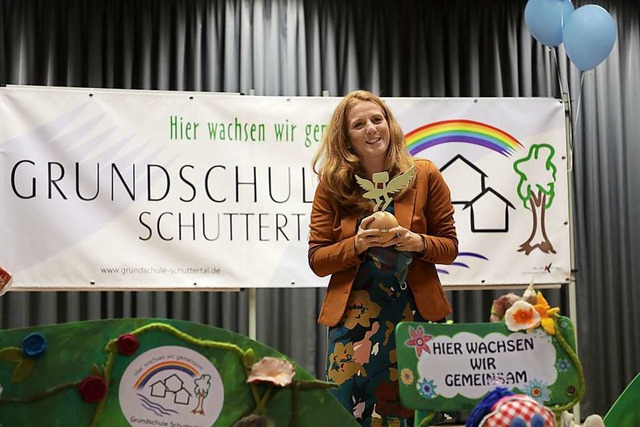 Schulleiterin Susanne Junker mit dem Pokal des Deutschen Schulpreises  | Foto: Christoph Breithaupt