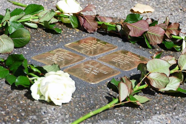 Blumen schmcken die Stolpersteine,  d... Familie nun auf dem Zeit-Areal ehren.  | Foto: Elena Stenzel