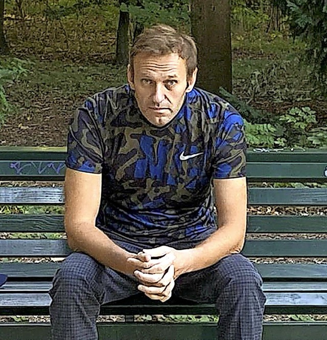 Alexej Nawalny auf einer Parkbank: Die...st am Mittwoch auf Instagram gepostet.  | Foto: Uncredited (dpa)