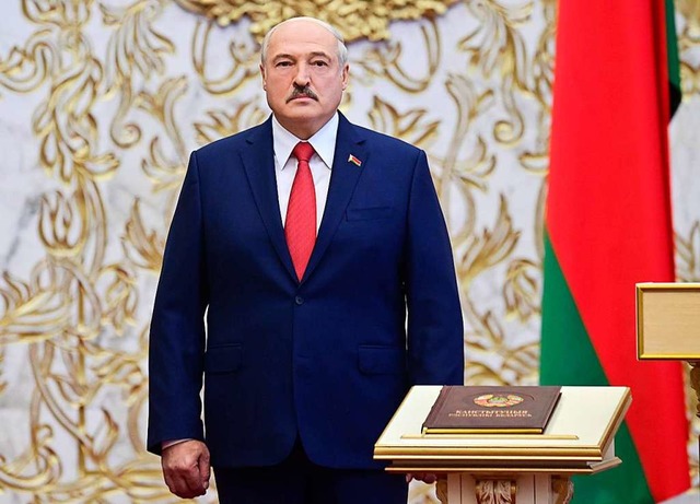Alexander Lukaschenko bei seiner heimlichen Amtseinfhrung am Mittwoch.  | Foto: Andrei Stasevich (dpa)