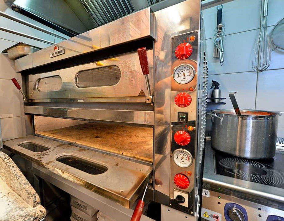 Rund 5000 Euro haben die Gastronomen in den Pizzaofen investiert.  | Foto: Michael Bamberger