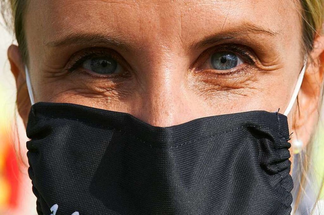 Frau mit Maske (Symbolbild)  | Foto: Thomas Frey (dpa)
