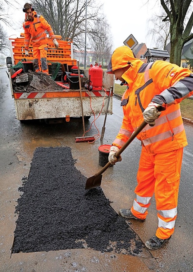 Aus dieser frischen Asphaltdecke dampfen Gase aus.  | Foto: Bernd Wstneck