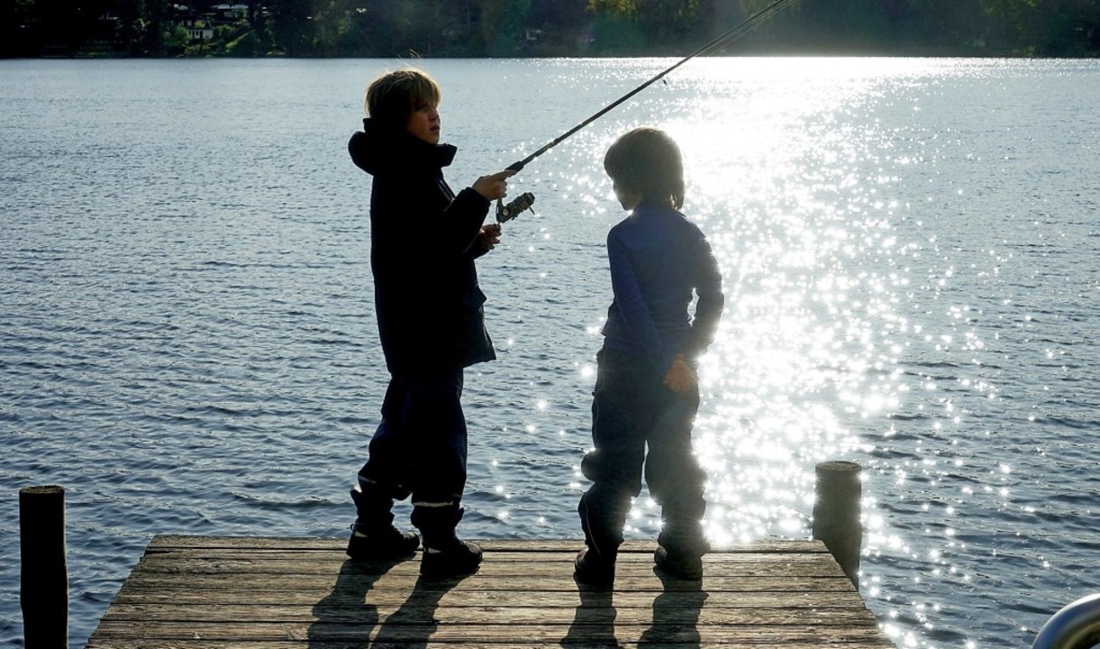 Ferienspaß am Molchowsee: Die Jungs we... Angeln aus hoffen auf den großen Fang  | Foto: Stefan Weißenborn