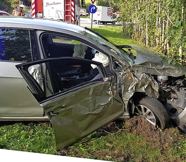 Das Auto der beiden Senioren nach dem Unfall.   | Foto: Kamera 24