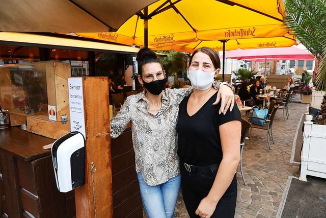 Rebecca Marraffa und Tamara Rozsas von der Cappuccino Bar am Marktplatz  | Foto: Christoph Breithaupt