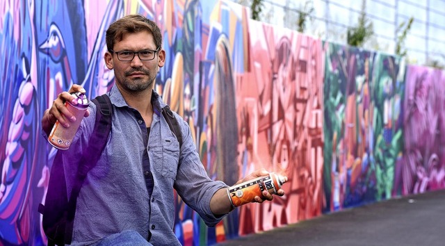 Zwischen 300 und 400 Spraydosen verbraucht: Tom Brane vor seinem Kunstwerk.   | Foto: Thomas Kunz