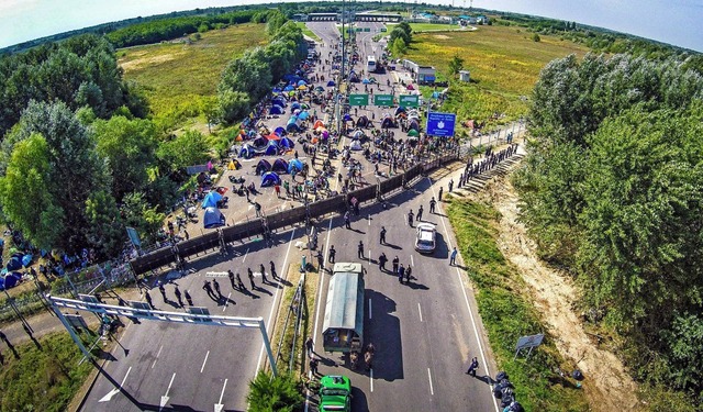 Flchtlinge im September 2015 hinter d...sperrung zwischen Ungarn und Serbien.   | Foto: Istvan Ruzsa