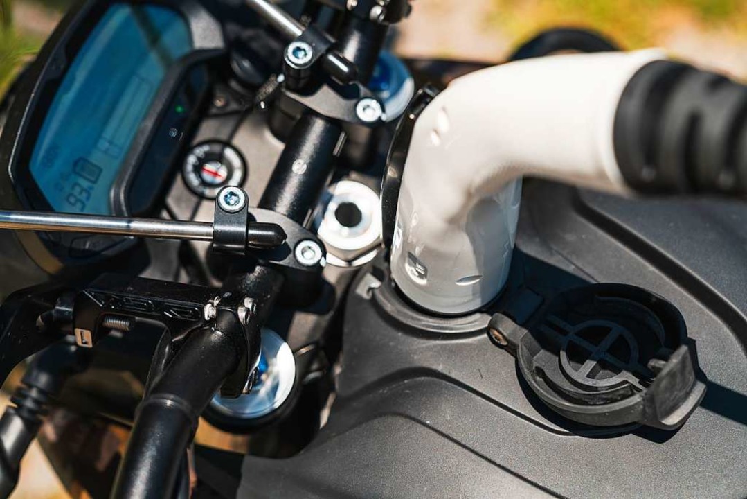 Ein E-Motorrad wird aufgeladen.  | Foto: Samuel He/Jan Reiff/Markus Meier for Zero Motorcycles B.V.