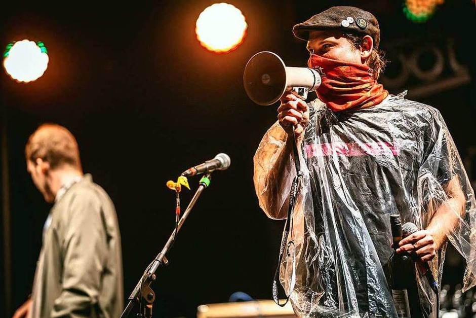 Es ist eines der ersten großen Live-Events in Freiburg seit Beginn der Corona-Pandemie. Fast 20 Acts spielen bis Samstagabend auf der Messe Freiburg – und trotzen dem Regenwetter. (Foto: Janos Ruf) Es ist eines der ersten großen Live-Events in Freiburg seit Beginn der Corona-Pandemie. Fast 20 Acts spielen bis Samstagabend auf der Messe Freiburg – und trotzen dem Regenwetter. (Foto: Janos Ruf)