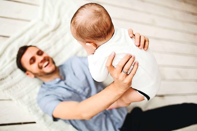 Immer mehr junge Vter mchten gern Elternzeit nehmen.  | Foto: katie_martynova  (stock.adobe.com)