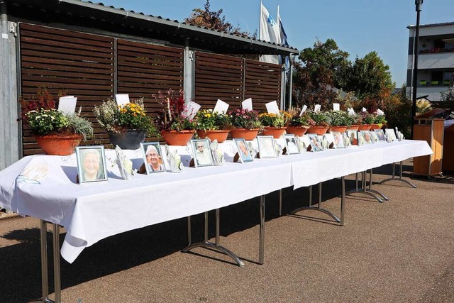 Zwlf Fotos zeugen von den verstorbenen Bewohnerinnen.  | Foto: Pflegeheim